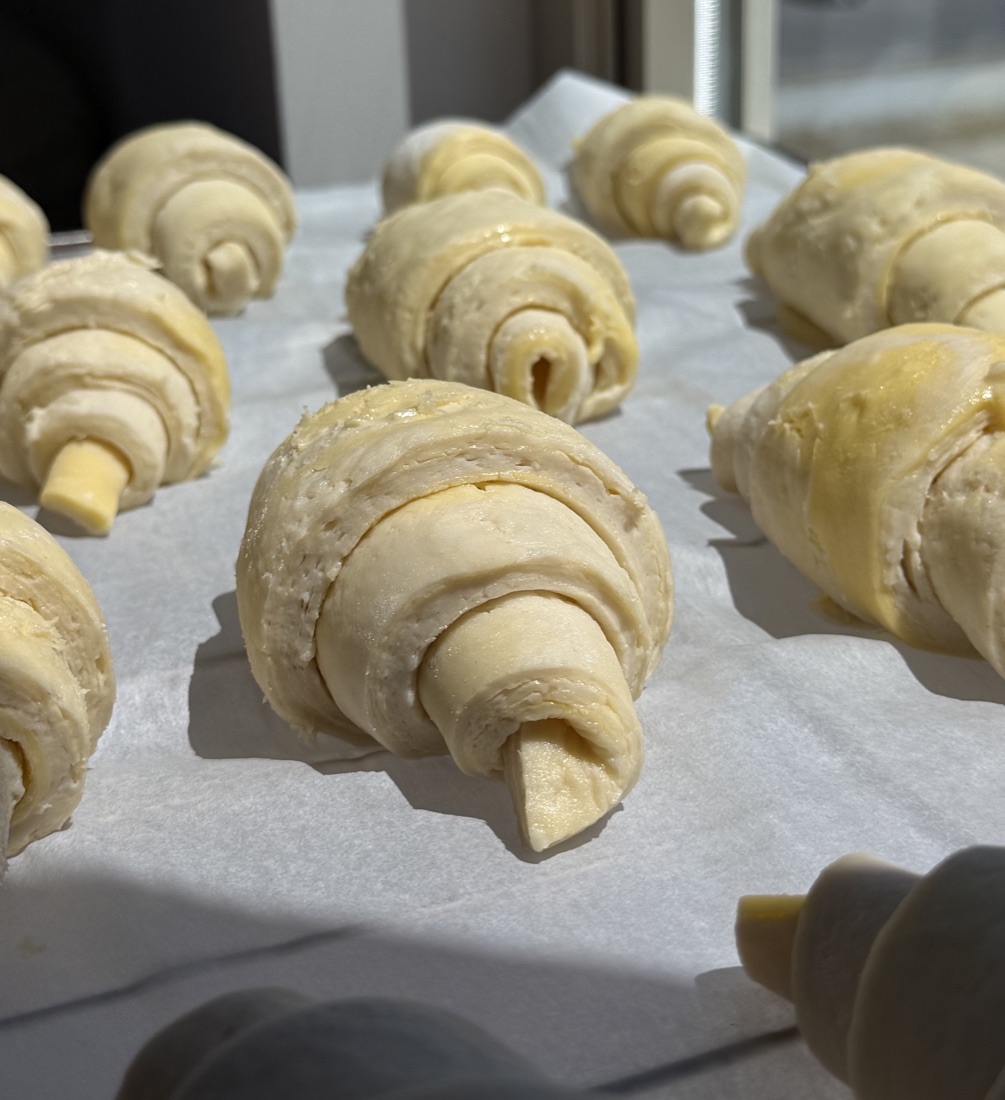 Uformowane, surowe croissanty gotowe do wyrastania