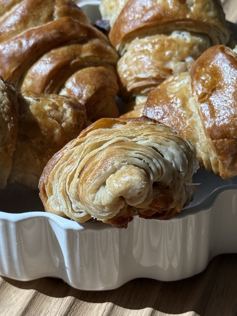 Upieczone croissanty na talerzu