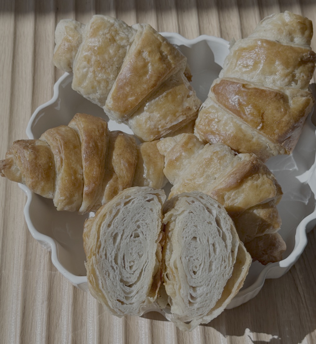 Pokrojone, upieczone croissanty na talerzu