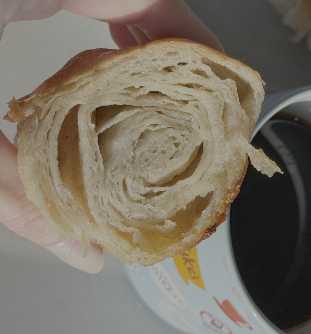 Przekrój upieczonego croissanta pokazujący warstwy ciasta